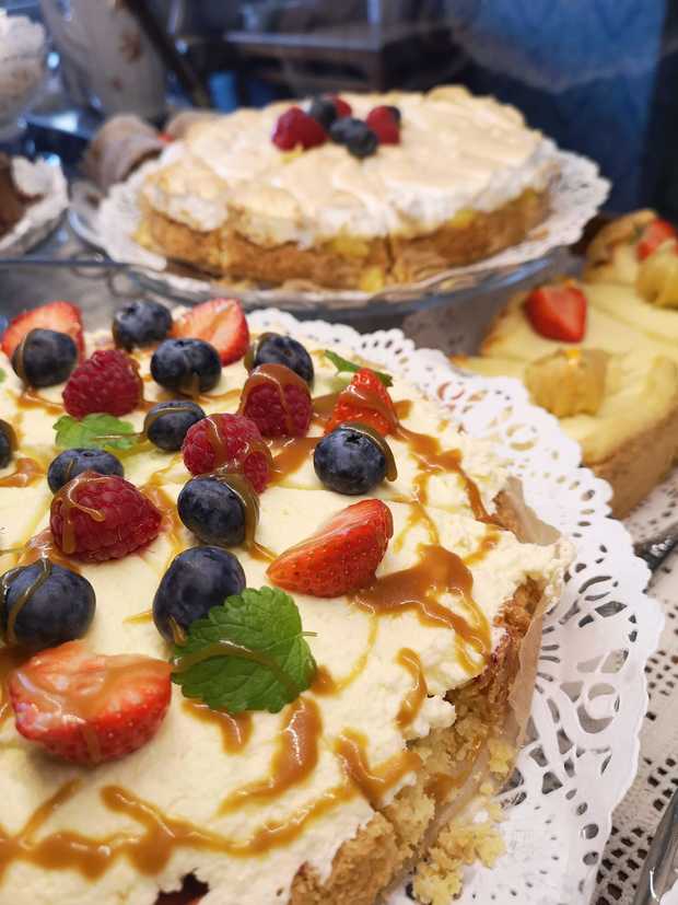 Kakkuja leivoksia kahvilassa Lempäälässä