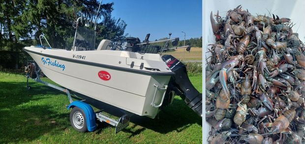 Kalastusvene trailerin päällä nurmikolla. Veneen kyljessä teksti GoFishing. kollaasin toisessa kuvassa rapuja iso kasa muovilaatikossa