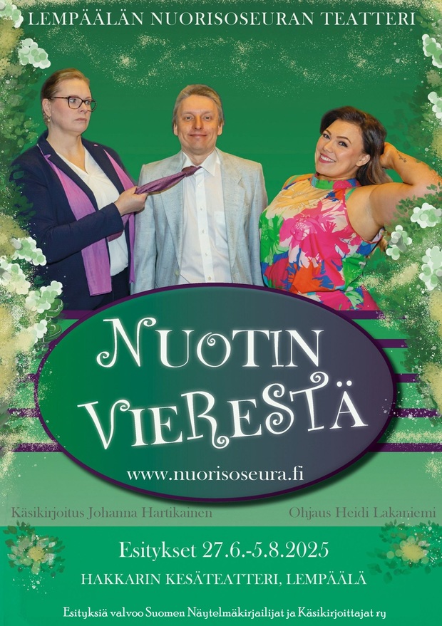 Kolmen hahmon värikäs ja humoristinen asetelma mainostaa Lempäälän Nuorisoseuran Teatterin kesänäytelmää Nuotin vierestä, esitykset 27.6.–5.8.2025 Hakkarin kesäteatterissa.