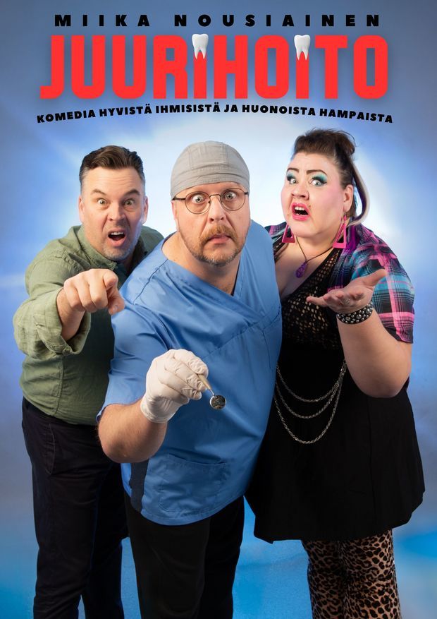 Teatterijuliste Miika Nousiaisen Juurihoito-komediasta. Julisteessa kolme näyttelijää poseeraa hammaslääkäriteemaisesti kirkkaansinisellä taustalla. Keskellä oleva hahmo on pukeutunut hammaslääkärin työasuun ja pitää kädessään hammaslääketieteen välineitä. Yläreunassa on esityksen nimi suurilla punaisilla kirjaimilla, joissa osa kirjaimista on muotoiltu hampaita muistuttaviksi. Alaotsikkona lukee 'Komedia hyvistä ihmisistä ja huonoista hampaista'