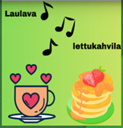 vihreällä taustalla laulava lettukahvila, lettupino mansikoilla, kahvia sydänten kera