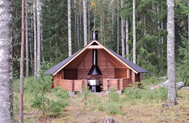 Salonsaaren nuotiopaikka, laavu, huussi, kaksi laituria sekä penkkejä.