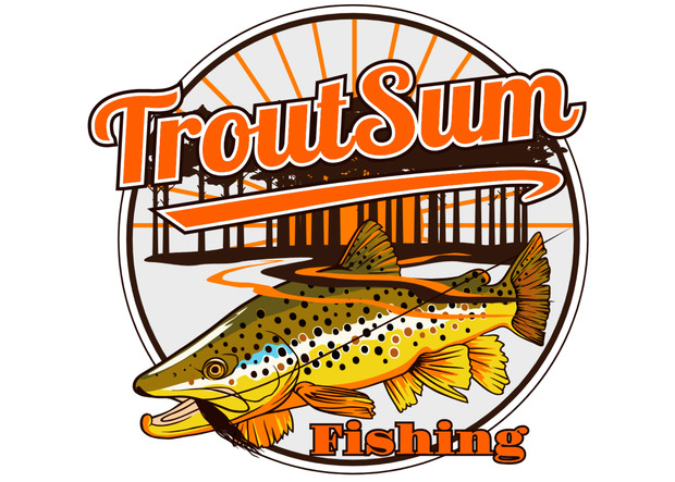 "TroutSum Fishing -logo, jossa värikäs taimen on kuvattu perhokalastusvälineiden ja siiman kanssa. Taustalla näkyy metsäsiluetti ja nousevan auringon säteitä ympyrän muotoisen tunnuksen sisällä."